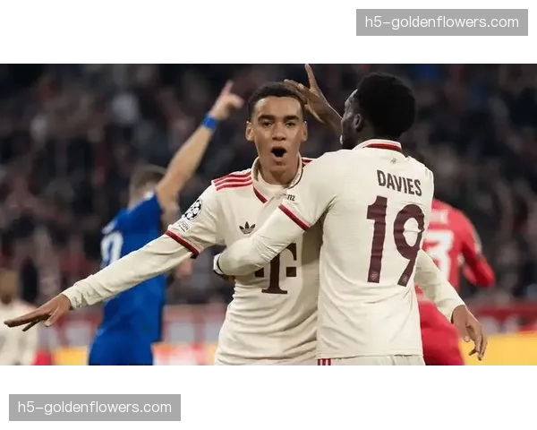 赛前训练开放日，近万名勒沃库森球迷到场为球队加油